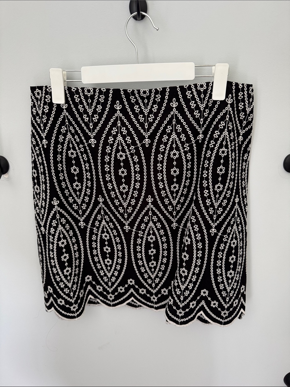 NWT Loft Black and White Embroidered Eyelet Pencil Skirt - Picture 2 of 3